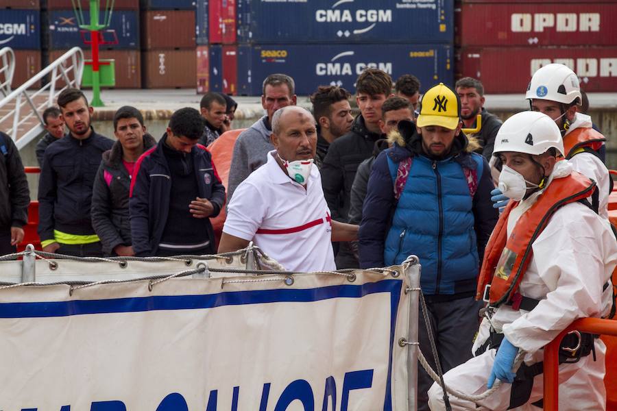 Atienden a 40 personas y esperan la llegada de más de 50 que fueron rescatados por la Guardia Civil y Salvamento Marítimo