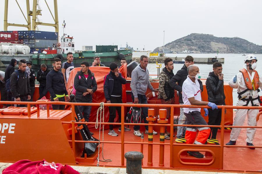 Atienden a 40 personas y esperan la llegada de más de 50 que fueron rescatados por la Guardia Civil y Salvamento Marítimo