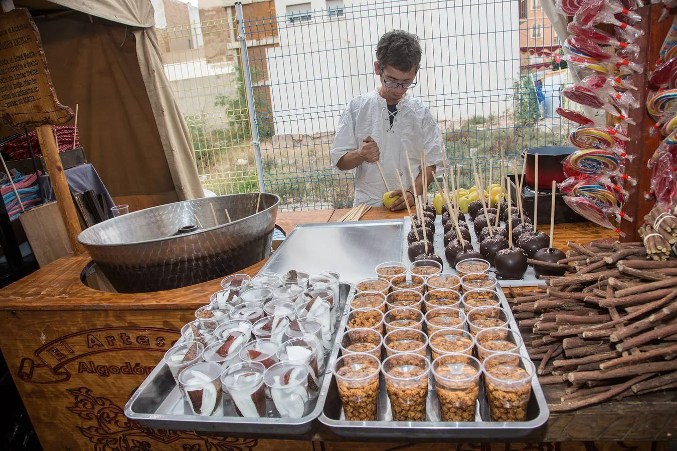 Más de un centenar de puestos artesanos y tabernas animan un Mercado Barroco cargado de actividades de tiempo libre