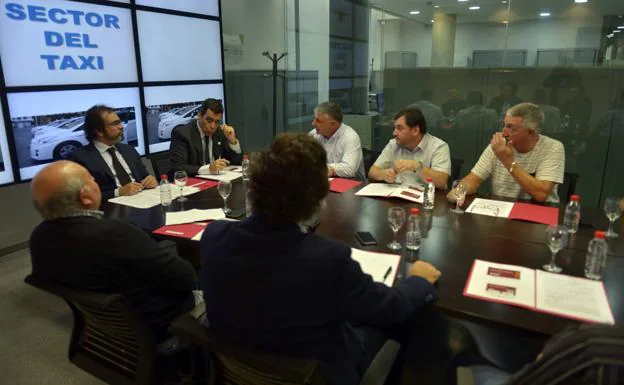 Reunión ayer del sector del taxi de Murcia con el consejero de Fomento, Pedro Rivera.