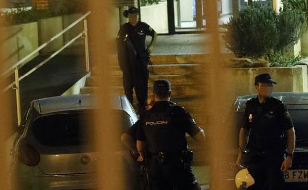 Agentes de la Policía Nacional, anoche, vigilan las instalaciones del CIE. 