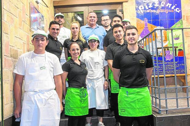 Antonio Cano, arriba, en el centro, con todo su equipo de Los Amigos.