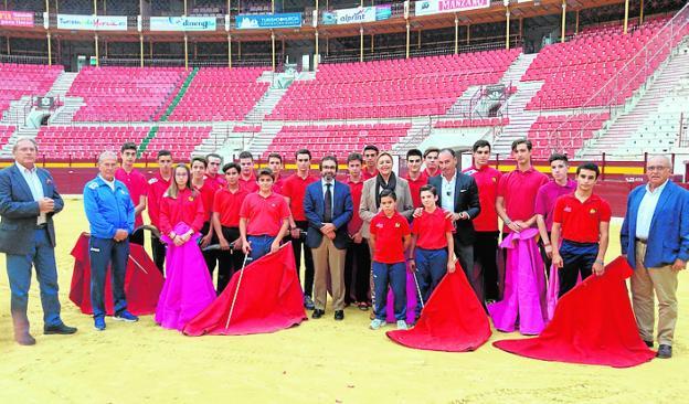 Rivera (c), junto a alumnos y profesores de la escuela.