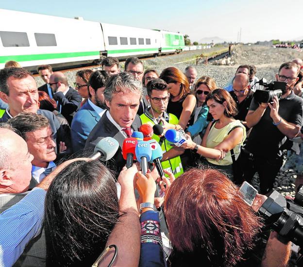 El ministro, en septiembre junto a las obras del AVE.