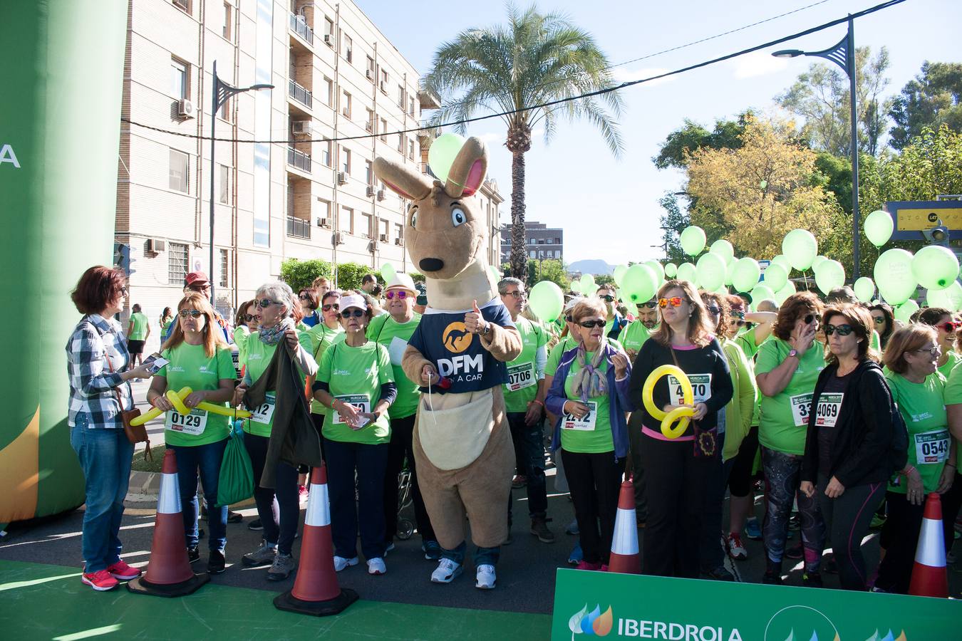 Una marea verde recorre el centro de Murcia para luchar contra el cáncer