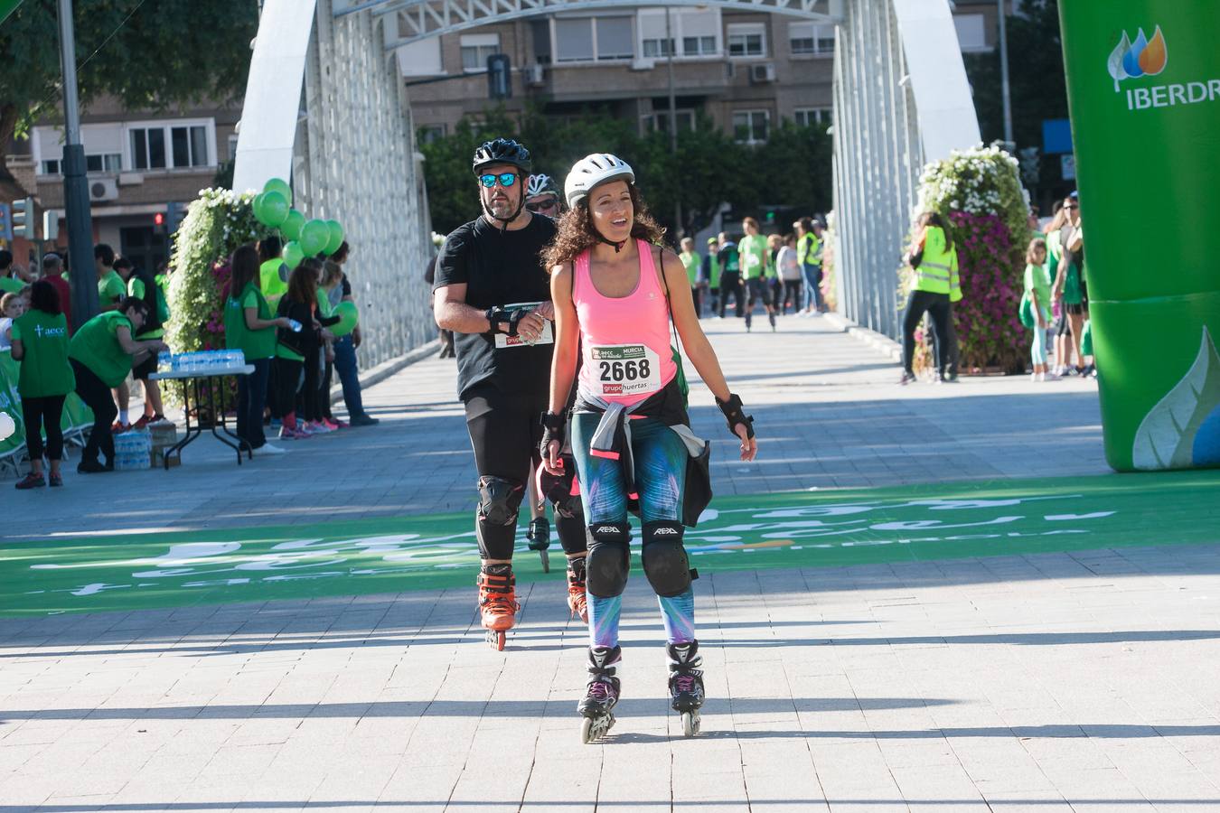 Una marea verde recorre el centro de Murcia para luchar contra el cáncer