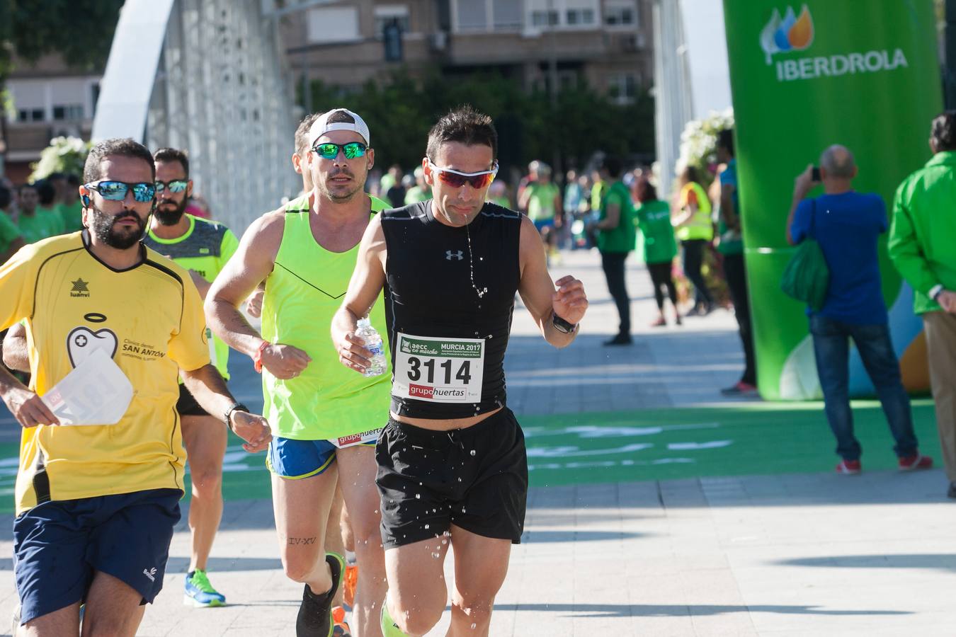 Una marea verde recorre el centro de Murcia para luchar contra el cáncer