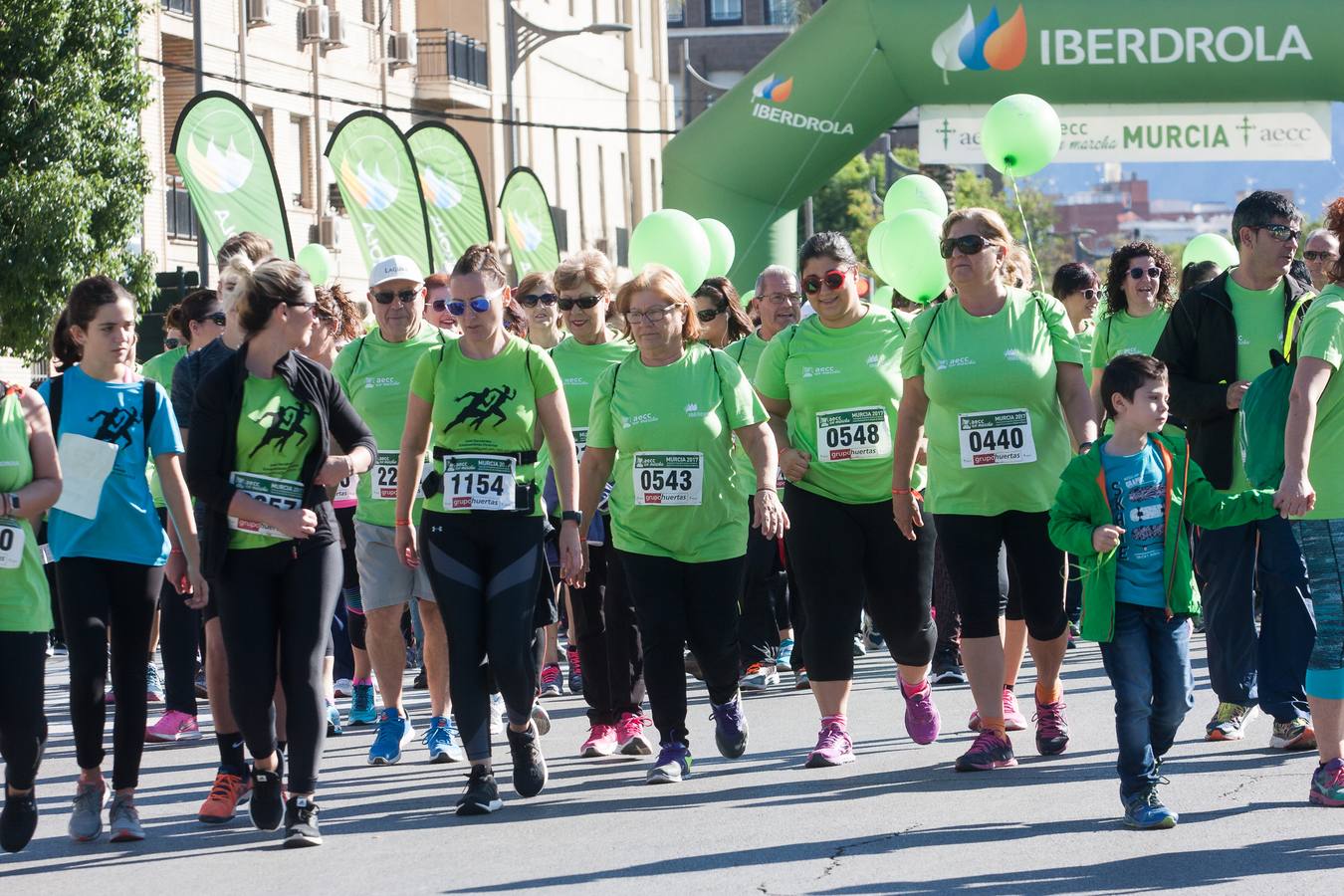 Una marea verde recorre el centro de Murcia para luchar contra el cáncer