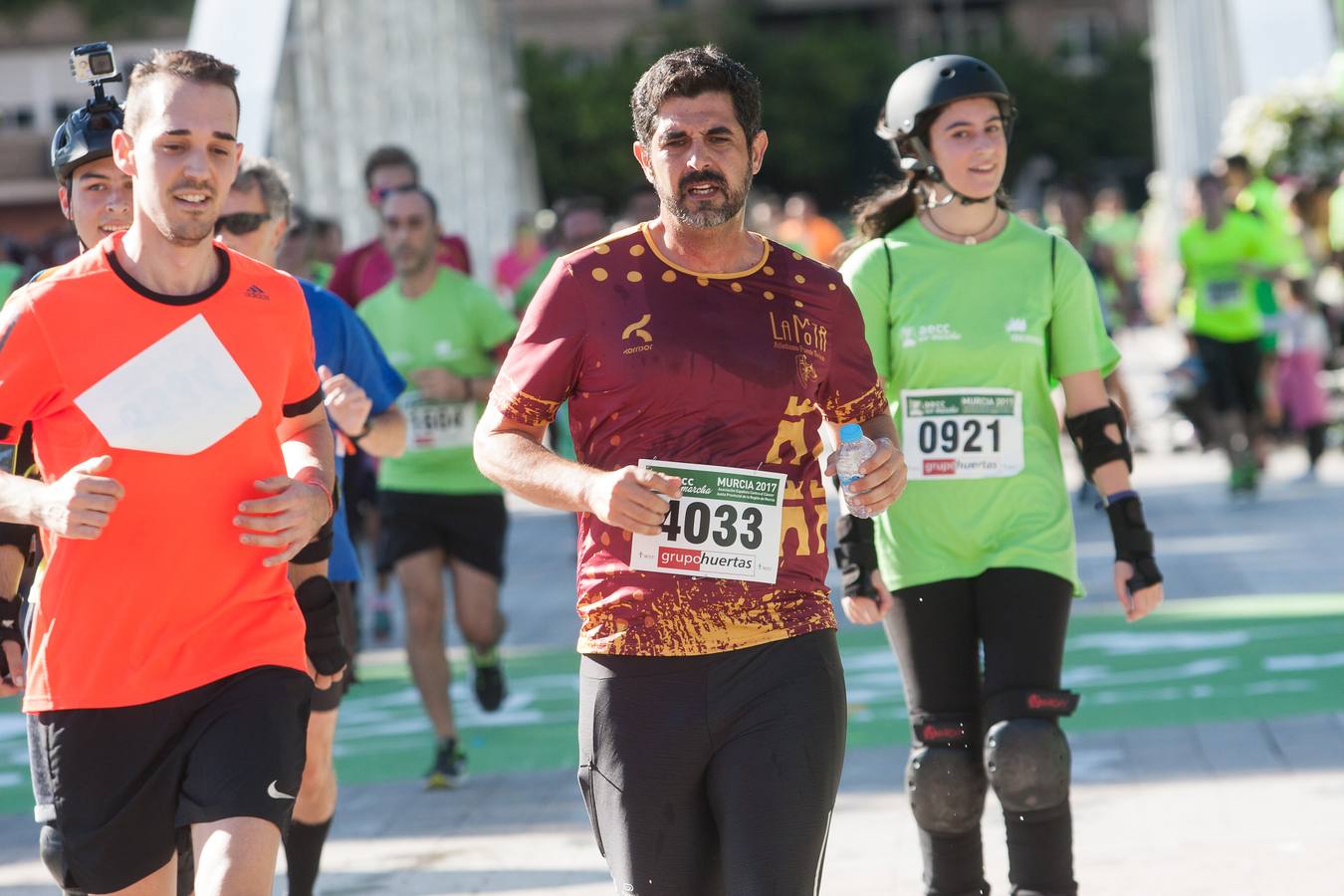 Una marea verde recorre el centro de Murcia para luchar contra el cáncer