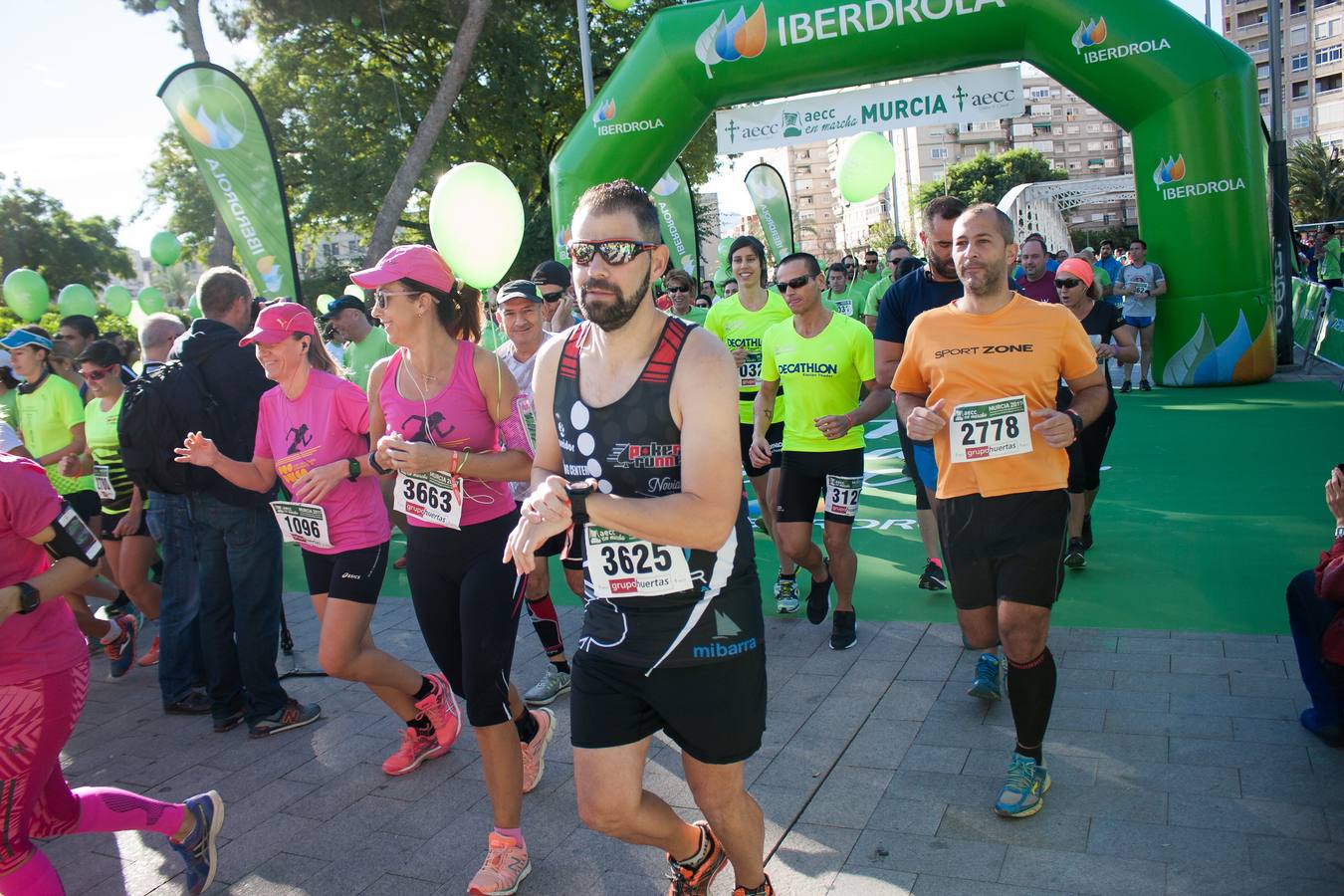Una marea verde recorre el centro de Murcia para luchar contra el cáncer