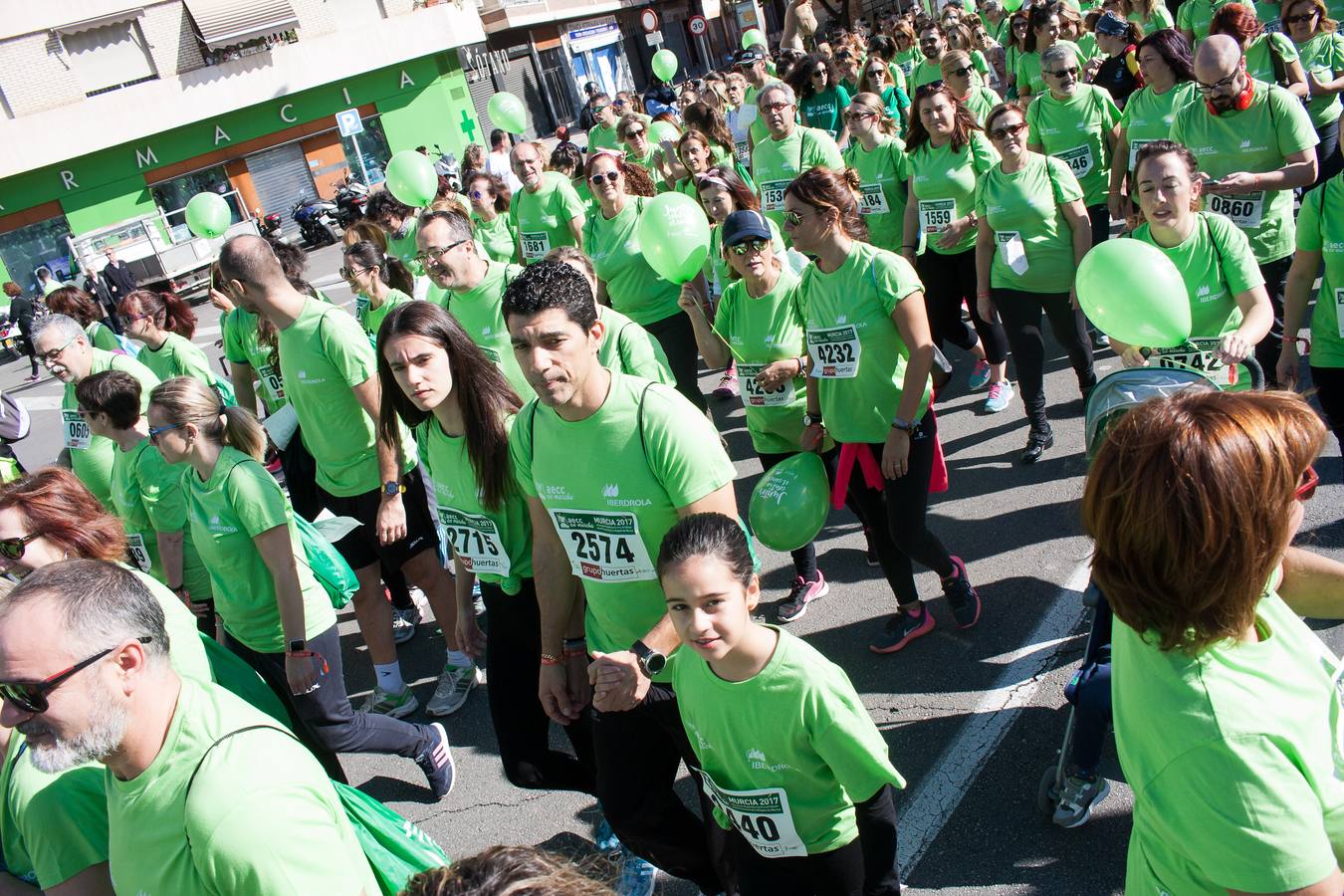 Una marea verde recorre el centro de Murcia para luchar contra el cáncer