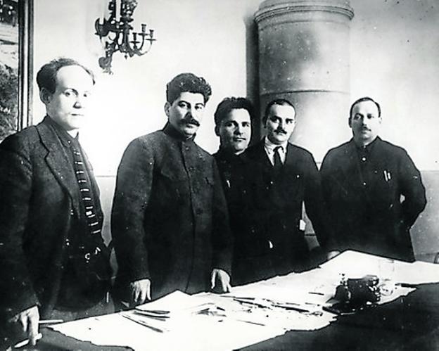 A partir de la primera foto (1926), desaparecen los fusilados Nikolai Komarov (en 1937), y Nicolai Shvenrick, en su caso por razones que se ignoran. Solo Kirov, asesinado por rebeldes en 1934, (para algunos, ordenado por el propio Stalin), siguió junto al líder.