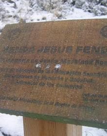 Imagen secundaria 2 - Dos fotografías de la cima del Revolcadores y la placa que recuerda a Jesús Fenor.