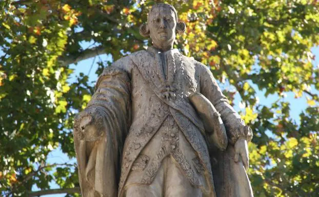 La estatua del Conde de Floridablanca, sin la mano derecha.