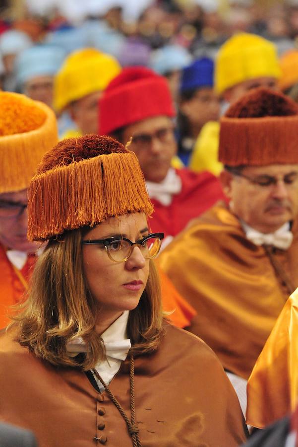 El templo de Los Jerónimos se llena de profesores, estudiantes y representantes de distintos sectores de la sociedad murciana, que asistieron a la lección inaugural pronunciada por el presidente del Tribunal Constitucional, Juan José González Rivas.