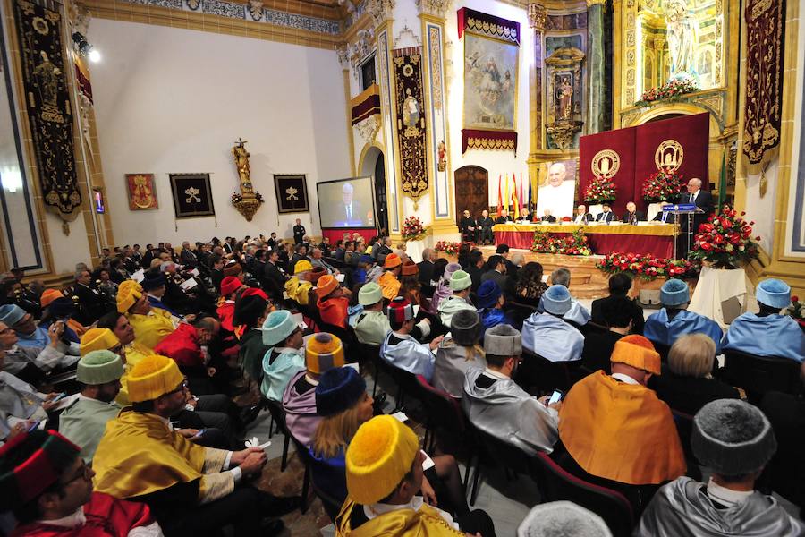 El templo de Los Jerónimos se llena de profesores, estudiantes y representantes de distintos sectores de la sociedad murciana, que asistieron a la lección inaugural pronunciada por el presidente del Tribunal Constitucional, Juan José González Rivas.