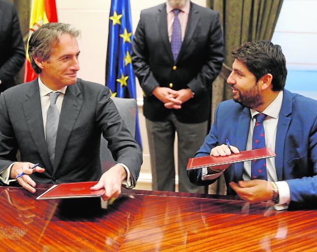 El ministro Íñigo de la Serna y el presidente López Miras firman el convenio en Madrid, ayer.