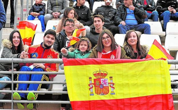 Récord. Aficionados en la Nueva Condomina, el pasado 28 de marzo, en el España-Dinamarca sub 21 que congregó a 25.000 seguidores, la mayor asistencia a un partido de la Rojita.