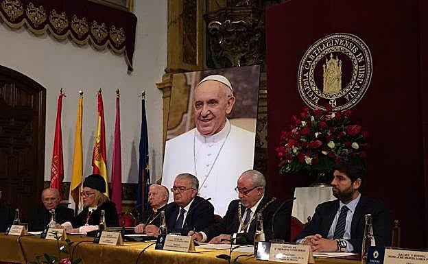 La rectora de la UCAM, Josefina García Lozano, interviene durante el acto de apertura de curso, junto a José Luis Mendoza y el presidente López Miras, a la derecha.
