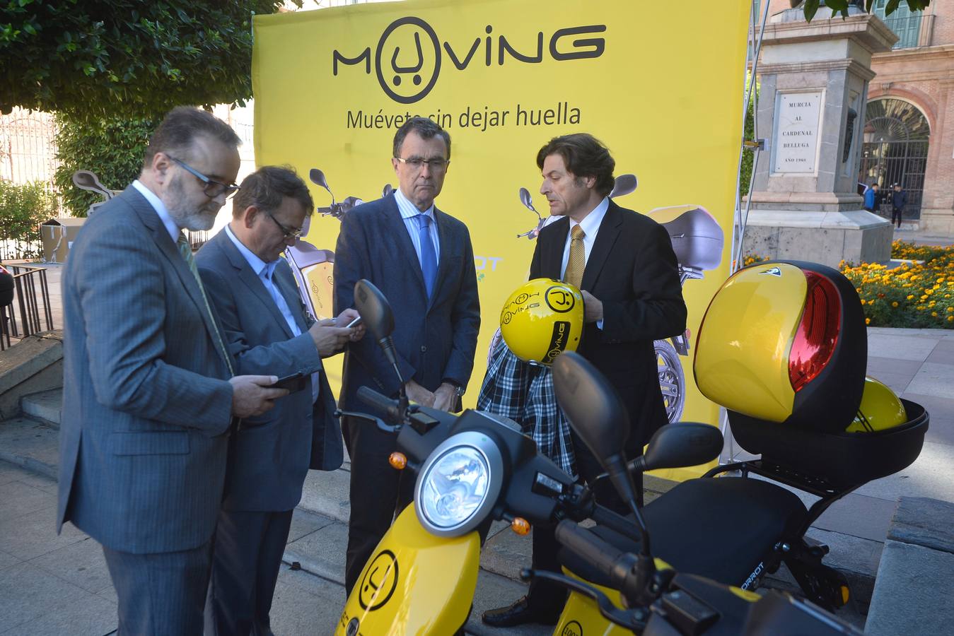 Las motos eléctricas de alquiler por minutos ya están en Murcia. Son fácilmente distinguibles por su color amarillo y, en poco tiempo, se verán muchas por la ciudad