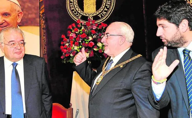 El presidente del Tribunal Constitucional, Juan José González; el de la UCAM, José Luis Mendoza, y el jefe del Ejecutivo regional, Fernando López Miras, ayer en Los Jerónimos.