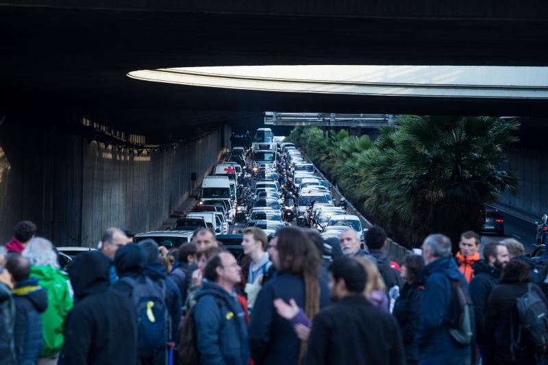 Los piquetes provocan cortes en una treintena de carreteras catalanas 