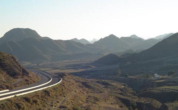 La Zerrichera, al fondo, abrigada por el monte Escribano –izquierda–.