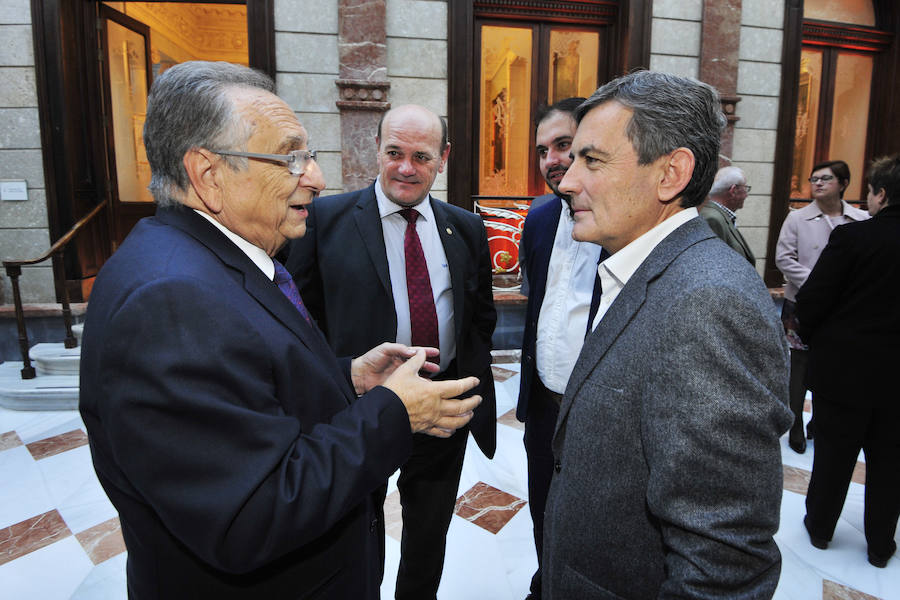 El expresidente del Parlamento Europeo explica que «cuantos menos responsables políticos estén en prisión preventiva, mejor»