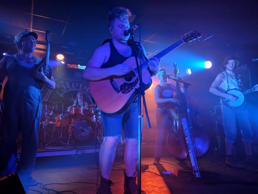 El grupo de granjeros Steve 'N' Seagulls ofreció este jueves un concierto cargado de humor y energía en la sala Garaje Beat Club de Murcia