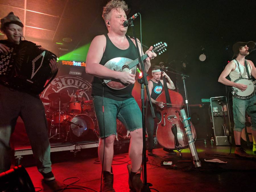 El grupo de granjeros Steve 'N' Seagulls ofreció este jueves un concierto cargado de humor y energía en la sala Garaje Beat Club de Murcia