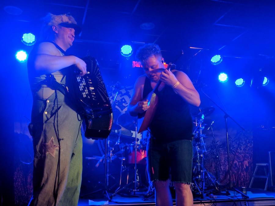 El grupo de granjeros Steve 'N' Seagulls ofreció este jueves un concierto cargado de humor y energía en la sala Garaje Beat Club de Murcia