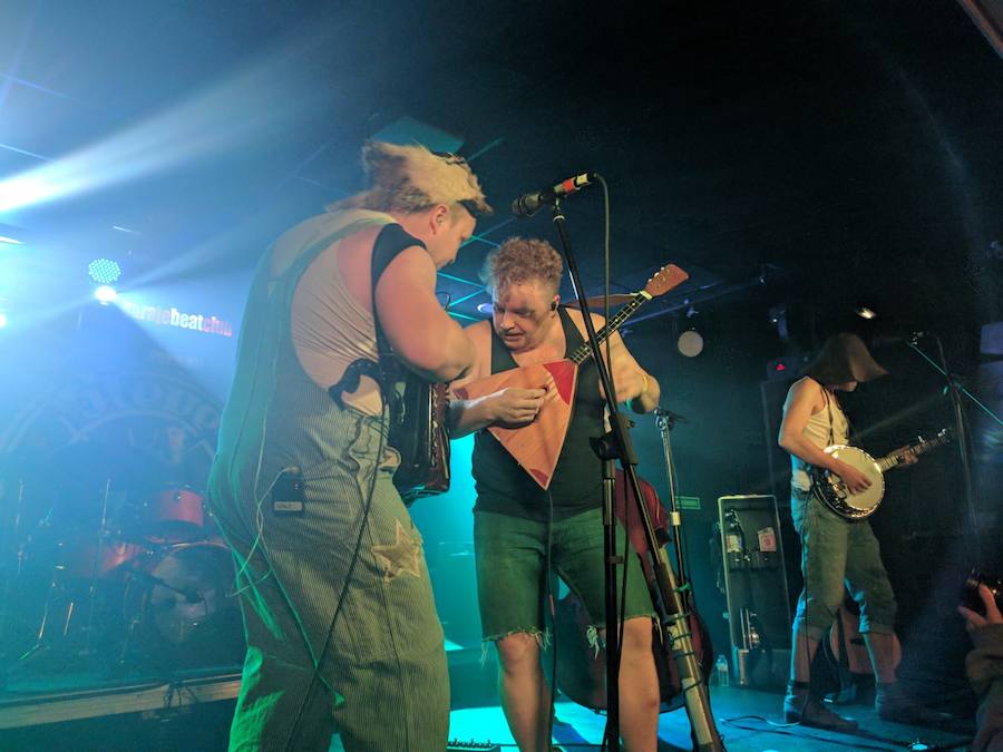 El grupo de granjeros Steve 'N' Seagulls ofreció este jueves un concierto cargado de humor y energía en la sala Garaje Beat Club de Murcia