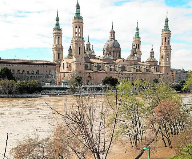 Crecida del río Ebro a su paso por Zaragoza, el año pasado. 