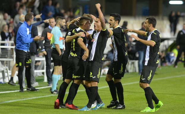 Los jugadores del Efesé celebran uno de los goles del derbi en el Cartagonova.