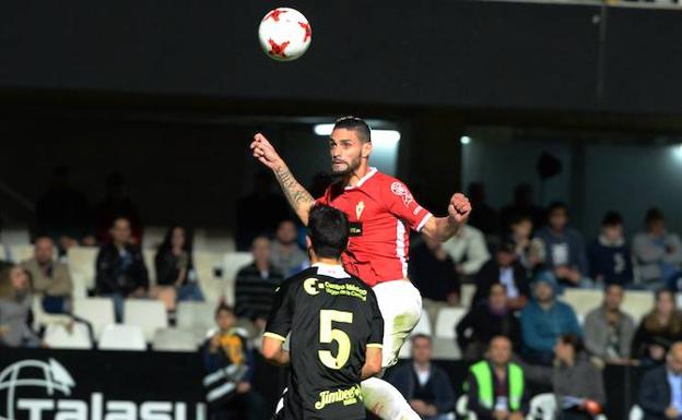 Chamorro remata de cabeza el único gol grana en el Cartagonova.