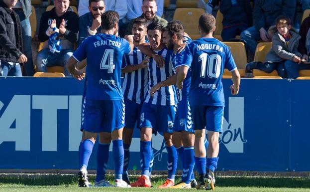 Los jugadores del Lorca FC celebran el gol del empate en Santo Domingo.