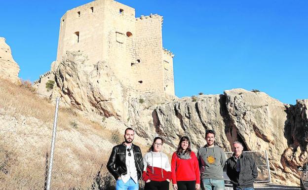 Símbolo de Mula. Juan Fernández, Pepi Gracia, María Llorente, Diego Boluda y Juan Gutiérrez, a los pies del castillo.