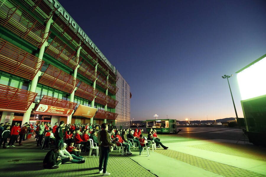 Más de 9.000 aficionados se dieron cita en el feudo albinegro para ver la victoria del Efesé ante el Real Murcia