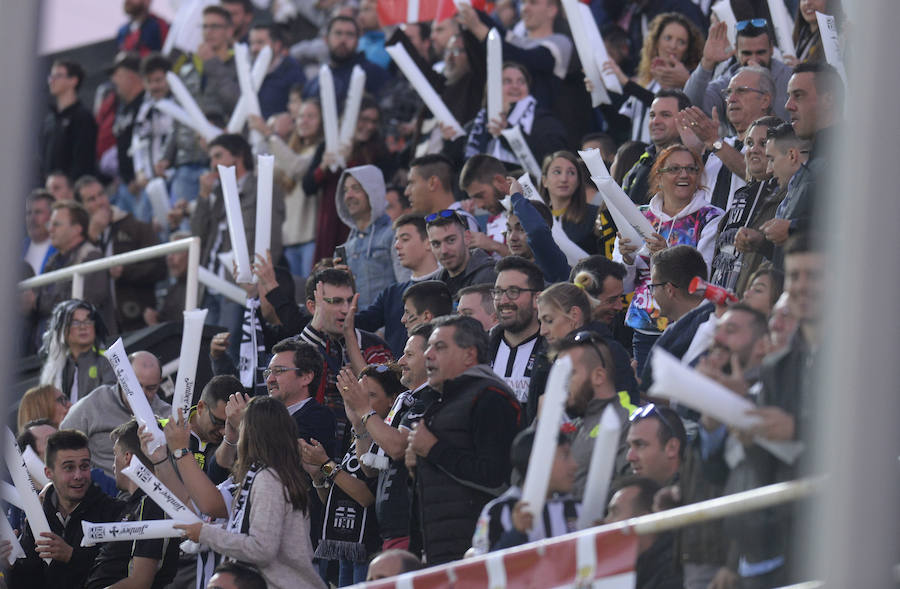 Más de 9.000 aficionados se dieron cita en el feudo albinegro para ver la victoria del Efesé ante el Real Murcia