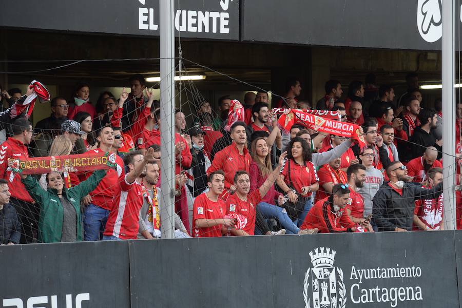 Más de 9.000 aficionados se dieron cita en el feudo albinegro para ver la victoria del Efesé ante el Real Murcia