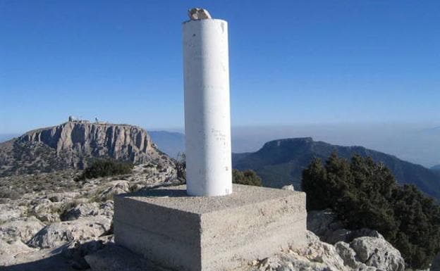 Cima del Pedro López, con el Morrón de Totana enfrente.