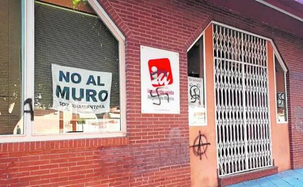 Símbolos nazis en la sede de Izquierda Unida-Los Verdes