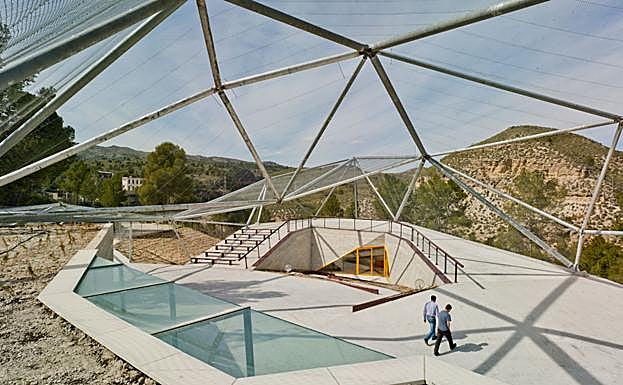 Centro de Interpretación de Almadenes. Edificio público en el entorno protegido del Cañón de Almadenes, autosuficiente energéticamente y en el abastecimiento de agua, y bioclimático. Arquitectos y autores. Joaquín Contreras, Laura Ortín, Miguel Mesa del Castillo y Juan Antonio Sánchez Morales, 2014. Premio Ecodiseño de Desarrollo Sostenible de la Región 2013 y mención en XVIII Premios de Arquitectura de la Región de Murcia 2015.
