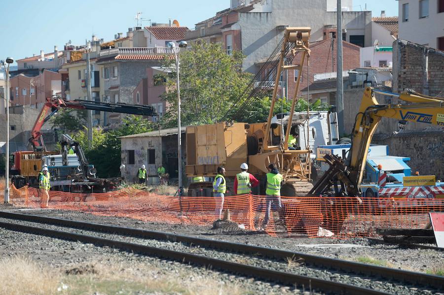 La pantalladora entra en un vehículo especial a la playa de vías donde este miércoles está previsto que empiecen las obras; Adif y Aldesa realizan trabajos previos con tres grúas y una hormigonera