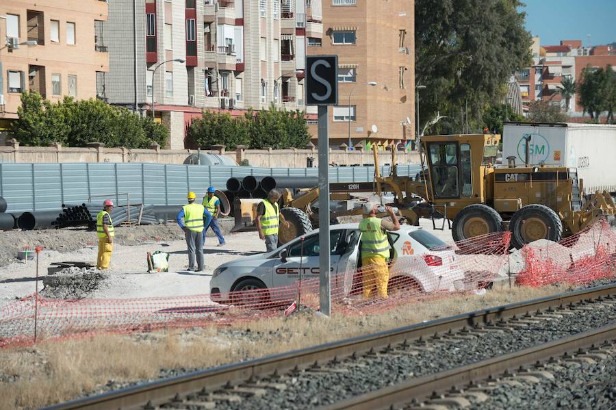 La pantalladora entra en un vehículo especial a la playa de vías donde este miércoles está previsto que empiecen las obras; Adif y Aldesa realizan trabajos previos con tres grúas y una hormigonera