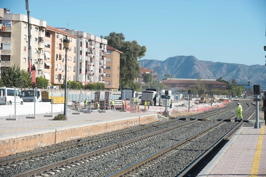 La pantalladora entra en un vehículo especial a la playa de vías donde este miércoles está previsto que empiecen las obras; Adif y Aldesa realizan trabajos previos con tres grúas y una hormigonera