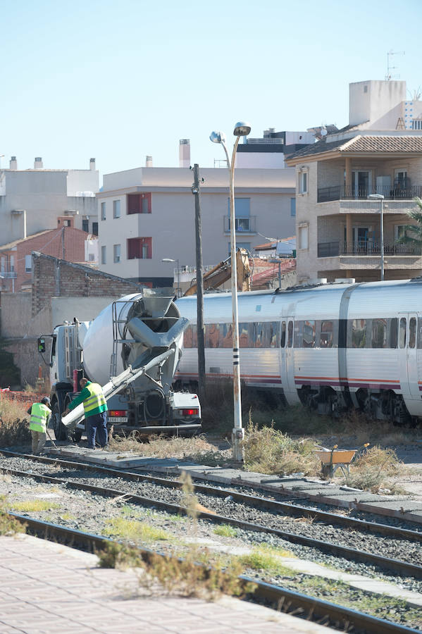 La pantalladora entra en un vehículo especial a la playa de vías donde este miércoles está previsto que empiecen las obras; Adif y Aldesa realizan trabajos previos con tres grúas y una hormigonera