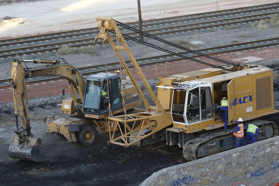 La pantalladora entra en un vehículo especial a la playa de vías donde este miércoles está previsto que empiecen las obras; Adif y Aldesa realizan trabajos previos con tres grúas y una hormigonera