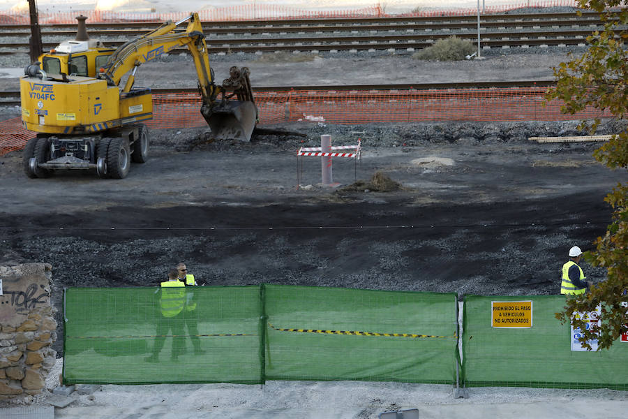 La pantalladora entra en un vehículo especial a la playa de vías donde este miércoles está previsto que empiecen las obras; Adif y Aldesa realizan trabajos previos con tres grúas y una hormigonera