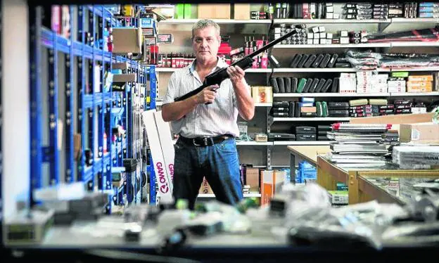 Centro neurálgico. Ricardo Lop posa con una de las escopetas que vende en el almacén de Castelserás desde donde distribuye sus productos a todo el mundo.